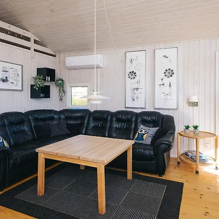 8 Person In Sjolund-by Traum